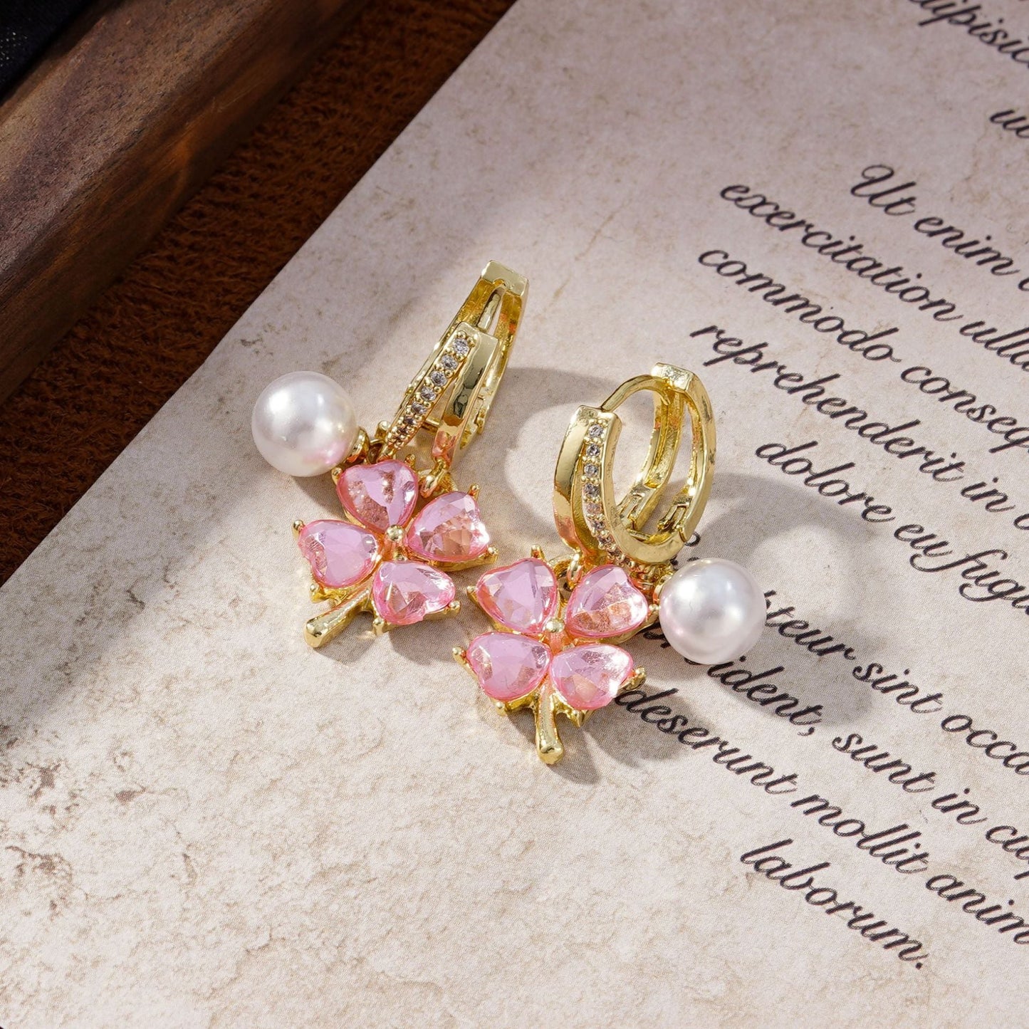 🌸Fashion crystal four-petal flower pearl earrings