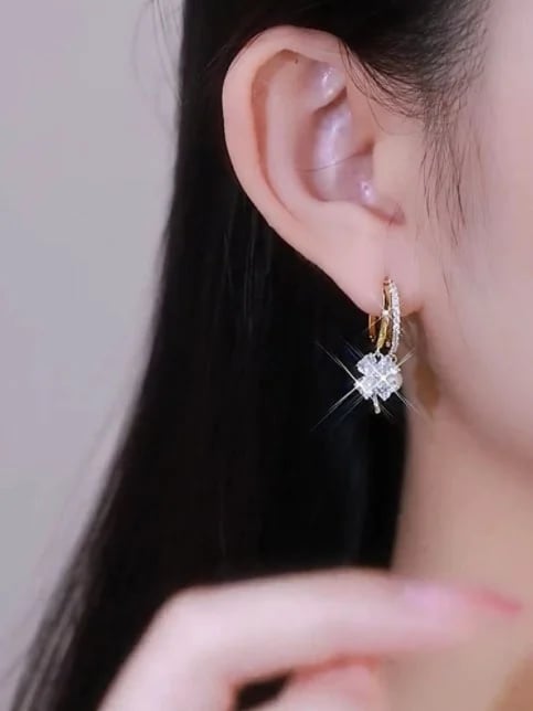 🌸Fashion crystal four-petal flower pearl earrings